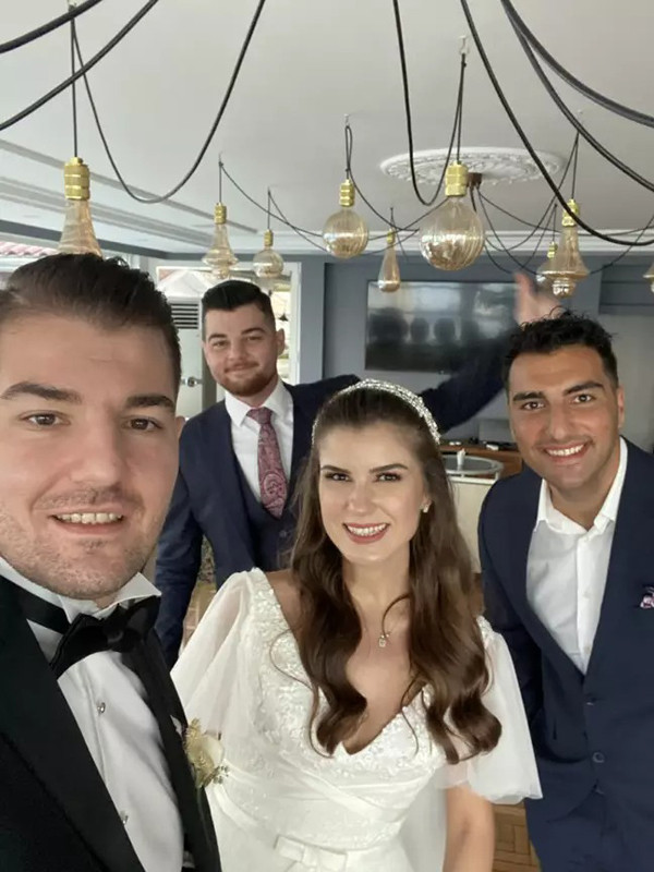 Chu re bi cong dong mang chi trich vi choi game trong hon le-Hinh-2