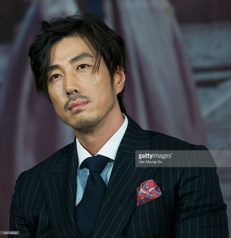  Yoon Tae Young: Nam diễn viên Thái vương tứ thần ký là con trai của cựu Phó chủ tịch tập đoàn Samsung - ông Yoon Jong Yong. Cha Yoon Tae Young từng được tạp chí Fortune (Mỹ) bình chọn là Doanh nhân châu Á của năm 1999. Ông cũng đứng thứ nhất trong danh sách Doanh nhân châu Á có tầm ảnh hưởng lớn năm 2004.