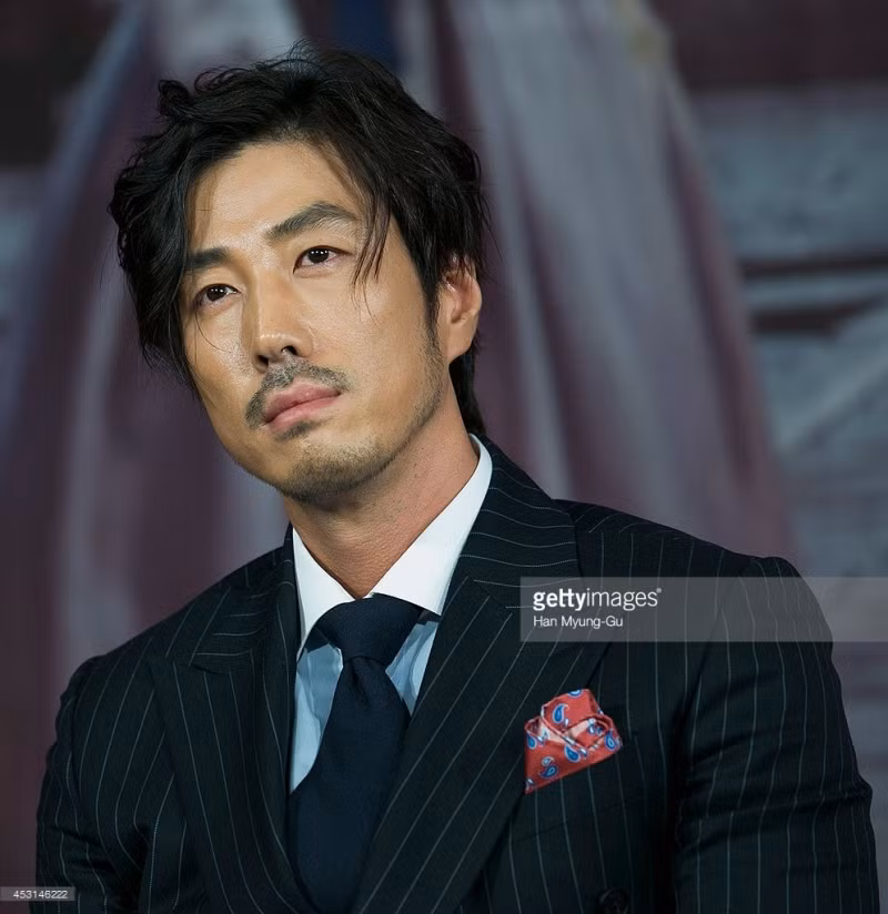  Yoon Tae Young: Nam diễn viên Thái vương tứ thần ký là con trai của cựu Phó chủ tịch tập đoàn Samsung - ông Yoon Jong Yong. Cha Yoon Tae Young từng được tạp chí Fortune (Mỹ) bình chọn là Doanh nhân châu Á của năm 1999. Ông cũng đứng thứ nhất trong danh sách Doanh nhân châu Á có tầm ảnh hưởng lớn năm 2004.