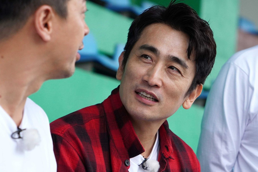  Cha In Pyo: Tài tử phim Ông trùm Cha In Pyo đứng thứ 5 trong danh sách ngôi sao "ngậm thìa vàng" của showbiz Hàn Quốc. Cha tài tử 53 tuổi là Cha Soo Woong - người sáng lập kiêm chủ tịch tập đoàn Woosung Shipping. Đây là doanh nghiệp hàng đầu trong lĩnh vực hàng hải. Anh trai nam diễn viên tên là Cha In Hyuk, từng giữ cương vị giám đốc điều hành tập đoàn SK Telecom - doanh nghiệp được mệnh danh "gã khổng lồ" trong lĩnh vực viễn thông tại xứ kim chi.