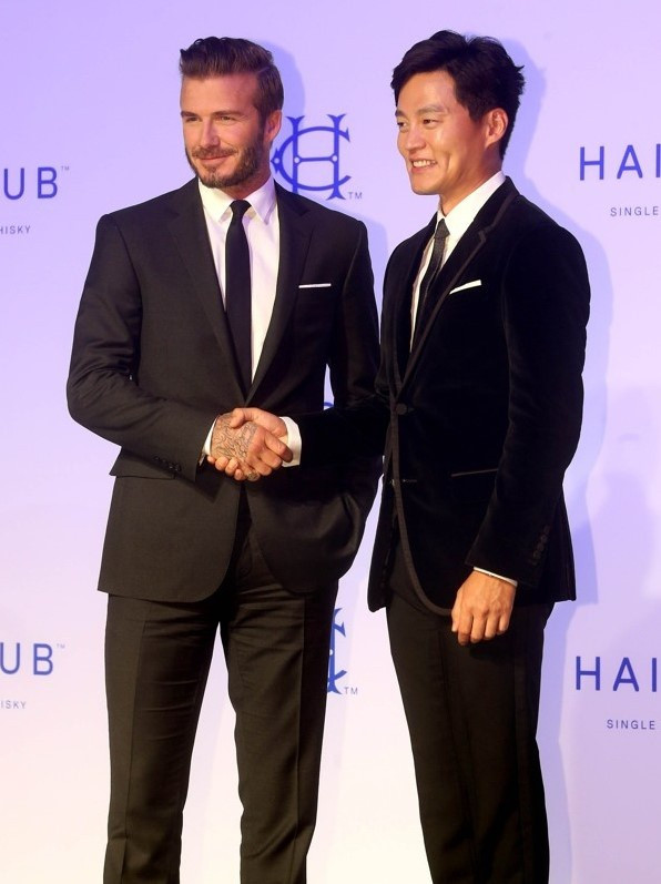  Lee Seo Jin: Tài tử 49 tuổi được xem là ngôi sao có gia thế hiển hách bậc nhất showbiz Hàn. Ông cố nội nam diễn viên từng nắm vị trí cao nhất trong chính phủ Nhà nước lâm thời Hàn Quốc (tương đương với Tổng thống Hàn Quốc ngày nay). Cụ Lee Bo Yeong - ông nội Lee Seo Jin - là thống đốc đầu tiên của ngân hàng nhà nước Hàn Quốc, là người đặt nền móng cho nền công nghiệp vận tải và đưa hệ thống xe buýt đi vào hoạt động. Cha nam diễn viên là ông Lee Jae Eung - giám đốc Ngân hàng Tín dụng Anhung Mutual, mẹ là thiên kim tiểu thư tập đoàn kinh tế lớn. Bản thân nam diễn viên đang giữ chức CEO của Ask Veritas Assets Management - công ty quản lý tài chính, bất động sản nổi tiếng. Đài KBS từng làm phóng sự về gia tộc quyền lực của Lee Seo Jin.