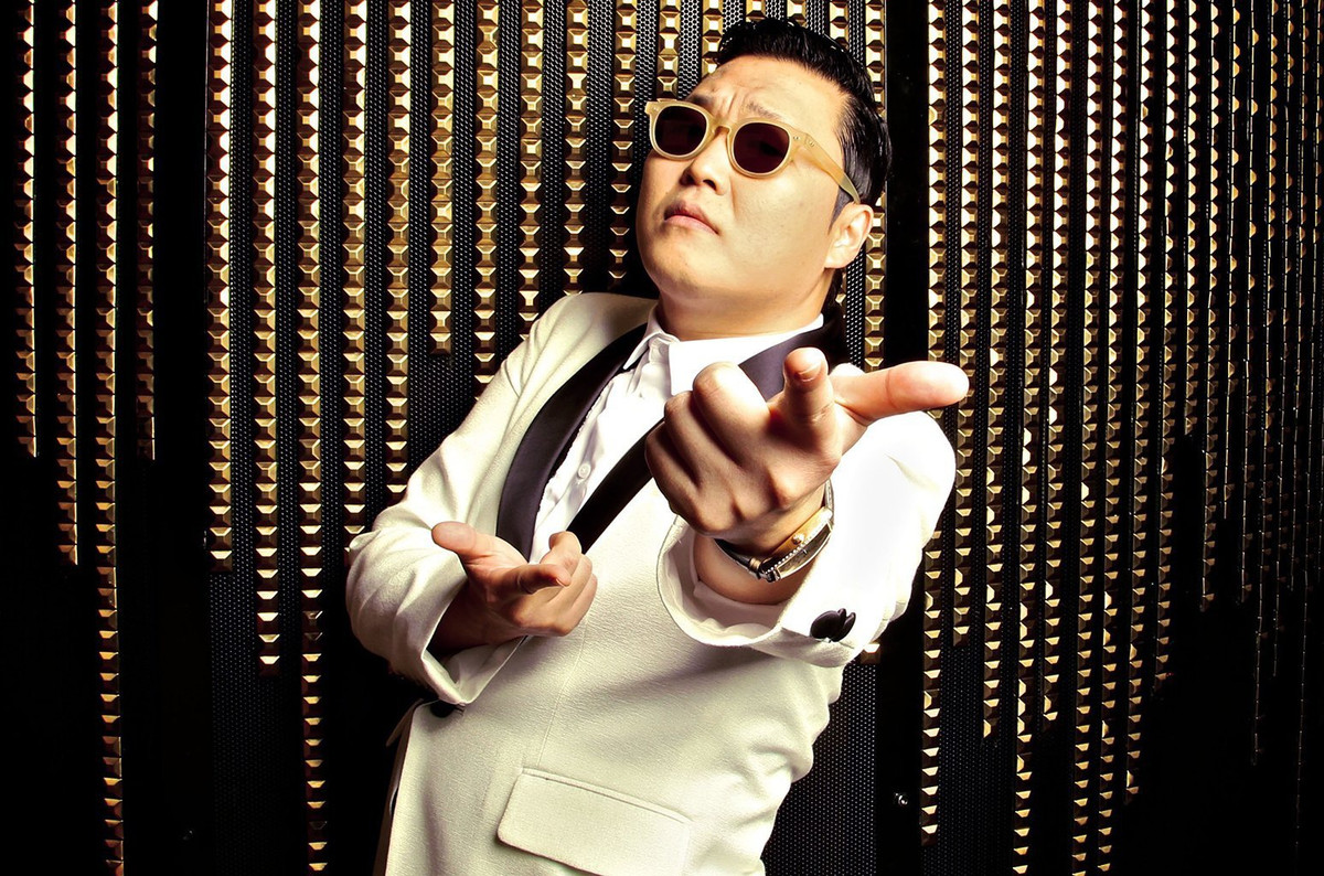  PSY: Ông nội của chủ nhân hit Gangnam Style là người sáng lập DI Corporation - doanh nghiệp chuyên cung cấp linh kiện bán dẫn cho các tập đoàn công nghệ toàn cầu. Cha PSY - ông Park Won Ho - kế thừa chức giám đốc điều hành tập đoàn gia đình. Mẹ nam rapper là chủ chuỗi nhà hàng cao cấp với nhiều trụ sở trải dài khắp Hàn Quốc.