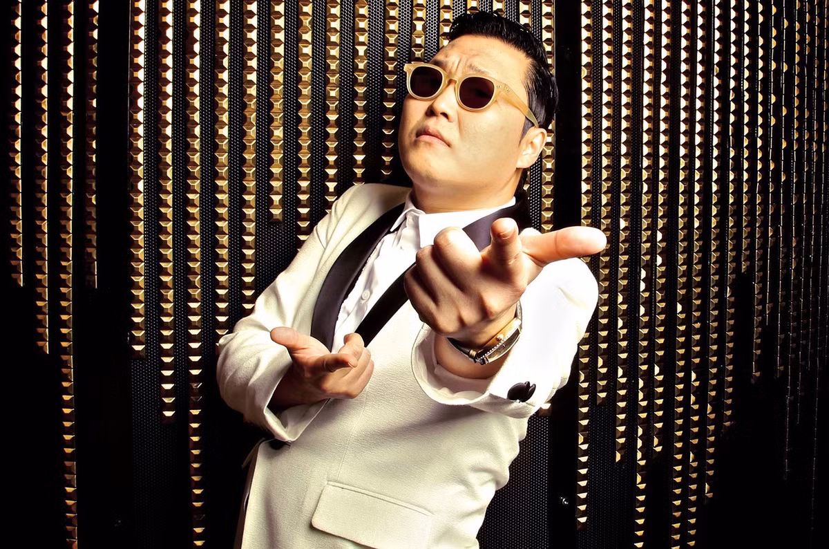  PSY: Ông nội của chủ nhân hit Gangnam Style là người sáng lập DI Corporation - doanh nghiệp chuyên cung cấp linh kiện bán dẫn cho các tập đoàn công nghệ toàn cầu. Cha PSY - ông Park Won Ho - kế thừa chức giám đốc điều hành tập đoàn gia đình. Mẹ nam rapper là chủ chuỗi nhà hàng cao cấp với nhiều trụ sở trải dài khắp Hàn Quốc.