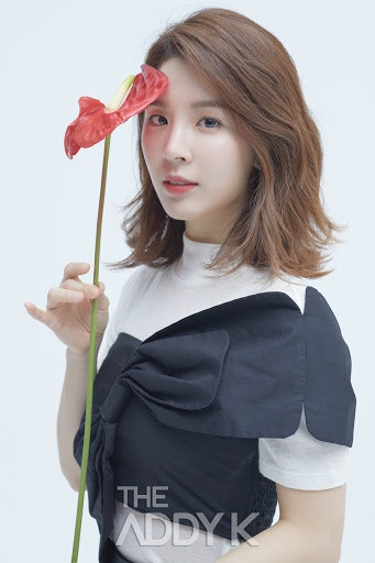 Trong chương trình All Year Live (KBS) lên sóng tối 4/12, đội ngũ sản xuất đã đưa ra danh sách 10 ngôi sao "ngậm thìa vàng" - thuật ngữ chỉ những người sinh ra trong gia đình bề thế, giàu có. Đứng đầu danh sách là diễn viên nhạc kịch Ham Yeon Ji. Cô sinh năm 1992, từng học diễn xuất sân khấu tại trường Tisch thuộc New York University và gia nhập ngành giải trí vào năm 2014. Ham Yeon Ji là cháu gái Ham Tae Ho - người sáng lập ra tập đoàn thực phẩm Ottogi danh tiếng. Cha cô - ông Ham Young Joon - đang giữ chức chủ tịch tập đoàn. Từ năm 14 tuổi, Ham Yeon Ji đã được trao quyền thừa kế số cổ phiếu có giá trị khoảng 1,2 tỷ won (1,1 triệu USD), trở thành đại gia cổ phiếu của showbiz Hàn.