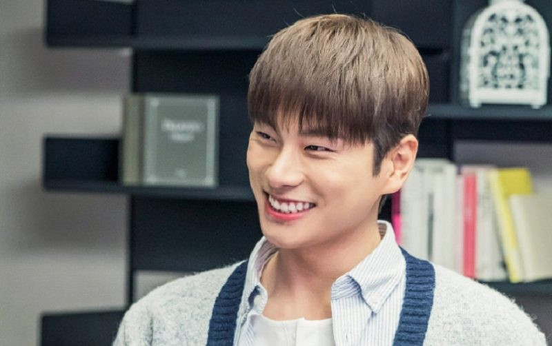  Lee Yi Kyung: Cha của Lee Yi Kyung tên là Lee Woong Bum. Ông từng giữ chức CEO của LG Innotek - doanh nghiệp trực thuộc "gã khổng lồ" LG. LG Innotek thuộc nhóm doanh nghiệp hàng đầu trong ngành sản xuất module camera cho các thiết bị điện tử.