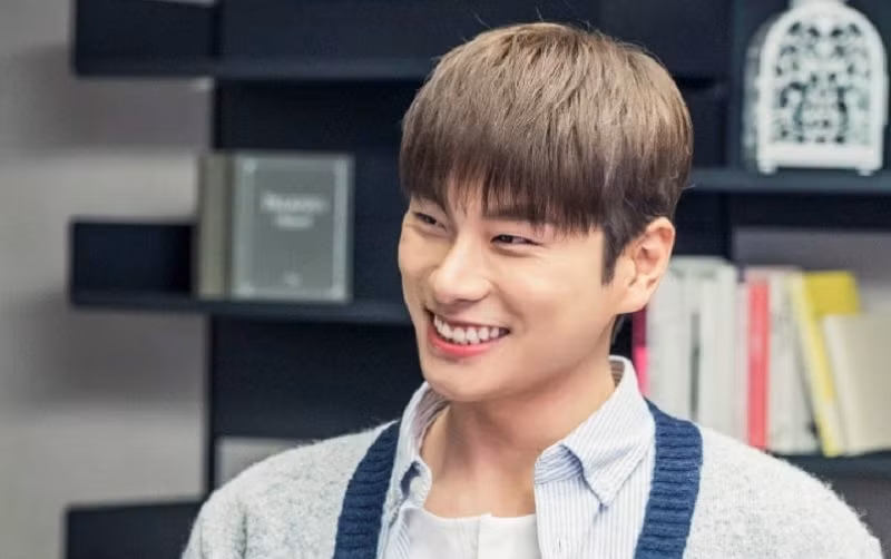  Lee Yi Kyung: Cha của Lee Yi Kyung tên là Lee Woong Bum. Ông từng giữ chức CEO của LG Innotek - doanh nghiệp trực thuộc "gã khổng lồ" LG. LG Innotek thuộc nhóm doanh nghiệp hàng đầu trong ngành sản xuất module camera cho các thiết bị điện tử.