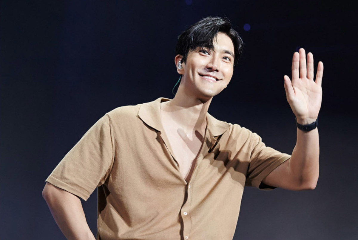 Choi Si Won: Thành viên nhóm Super Junior được gọi bằng biệt danh "Hoàng tử đời thật" vì gia đình có nguồn gốc hoàng tộc. Cha là con cháu chính tộc của vua Cheoljong, mẹ là hậu duệ của vua Hyojong - hai vị vua nổi tiếng trong triều đại Joseon. Cha Choi Si Won - ông Choi Kiho - là tổng giám đốc công ty dược phẩm Boryung và nắm quyền điều hành một tập đoàn thời trang lớn. Mẹ nam ca sĩ là quan chức ngoại giao của chính phủ. Gia đình ngôi sao 33 tuổi nắm trong tay số cổ phần lớn của chuỗi siêu thị bán lẻ hàng đầu Hàn Quốc Hyundai Department Store.