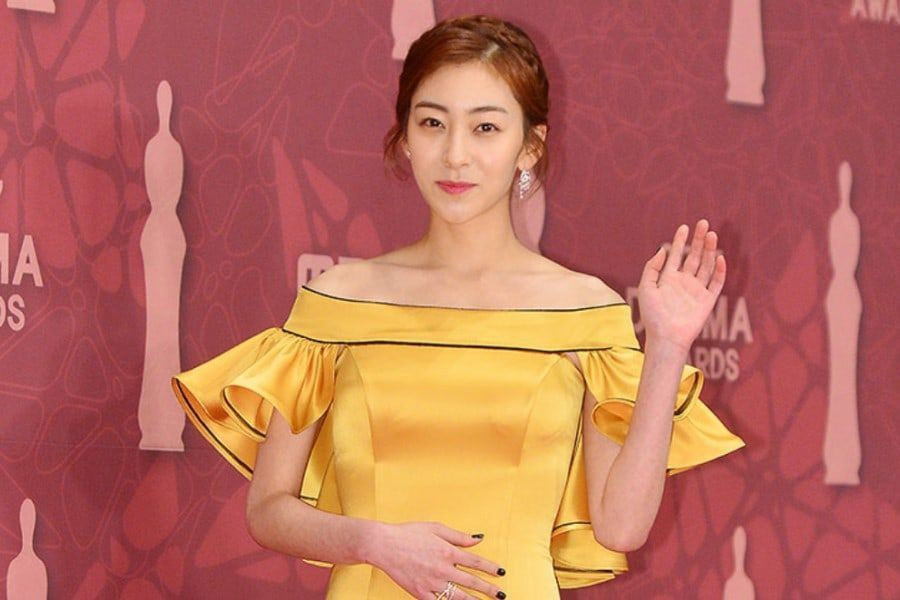  Wang Ji Won: Nữ diễn viên Wang Ji Won là ngôi sao tiếp theo trong danh sách "ngậm thìa vàng" do All Year Live đưa ra. Cha nữ diễn viên là ông Wang Jung Hong - người đứng đầu cơ quan Quản lý Chương trình Mua sắm quốc phòng (DAPA). Ông từng giữ chức Tổng thư ký Cơ quan Thanh tra và kiểm toán Hàn Quốc (BAI). Wang Ji Won được gia đình đưa sang Anh học tại Viện ballet Hoàng gia Anh trong nhiều năm, sau đó trở về gia nhập Đoàn ballet quốc gia Hàn Quốc.