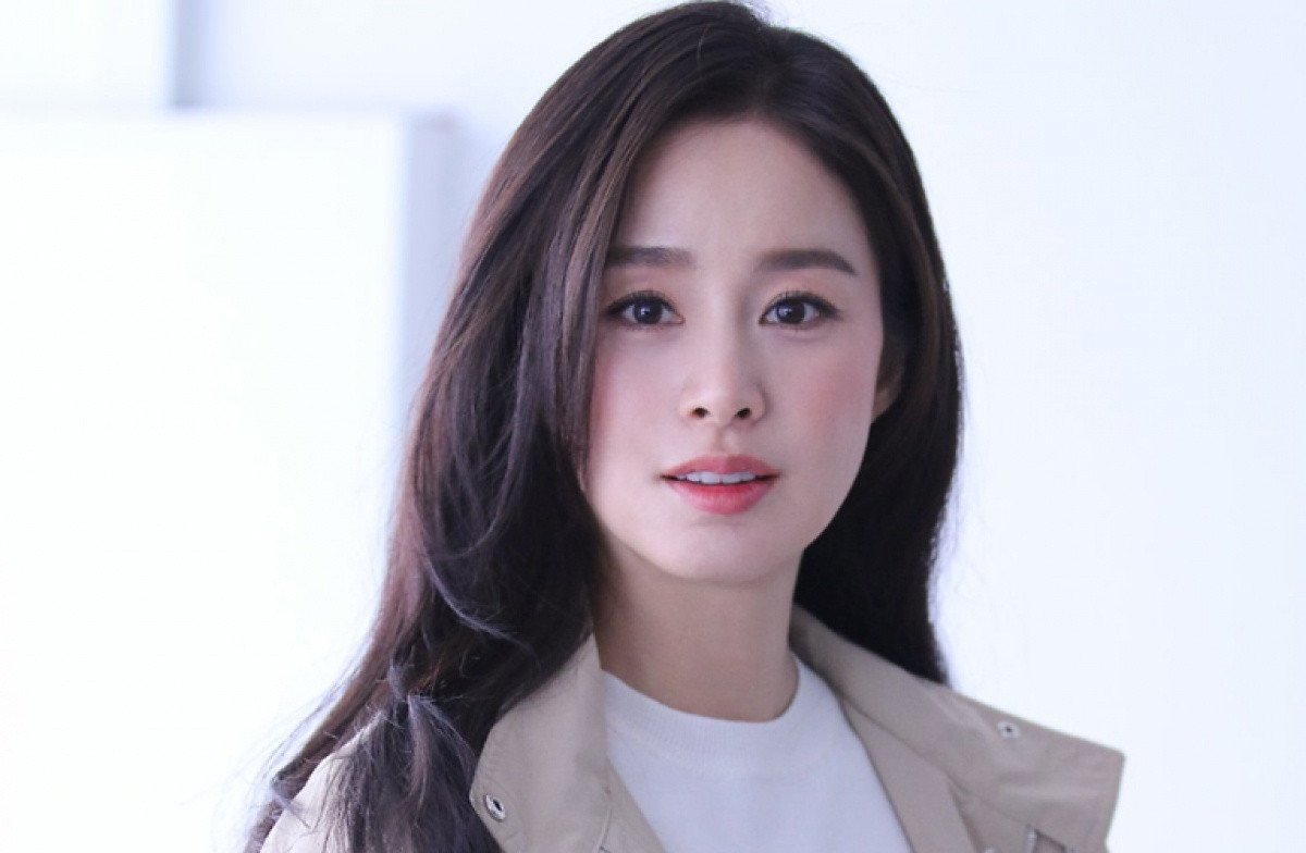  Kim Tae Hee: Kim Tae Hee nổi tiếng là tiểu thư cành vàng lá ngọc của showbiz Hàn nhiều năm qua. Cha của nữ diễn viên là ông Kim Yoo Moon - chủ tịch tập đoàn vận chuyển quốc tế Hankook Union Transportation Company. Doanh nghiệp của gia đình Kim Tae Hee nằm trong top 30 doanh nghiệp tiêu biểu tại Hàn Quốc, lợi nhuận năm 2019 là 15 tỷ won (13,8 triệu USD). Ông Kim còn được cố Tổng thống Roh Moo Hyun khen thưởng vì nỗ lực cống hiến cho sự phát triển của nền công nghiệp Hàn Quốc.