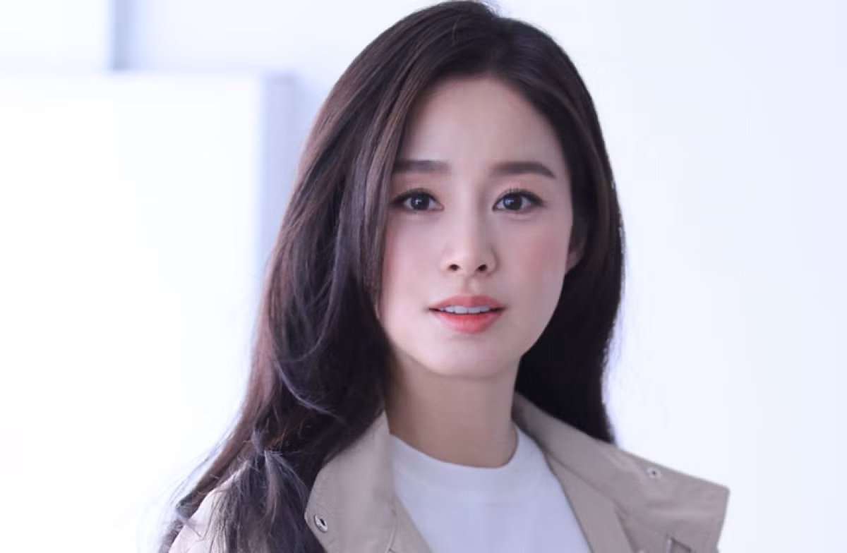  Kim Tae Hee: Kim Tae Hee nổi tiếng là tiểu thư cành vàng lá ngọc của showbiz Hàn nhiều năm qua. Cha của nữ diễn viên là ông Kim Yoo Moon - chủ tịch tập đoàn vận chuyển quốc tế Hankook Union Transportation Company. Doanh nghiệp của gia đình Kim Tae Hee nằm trong top 30 doanh nghiệp tiêu biểu tại Hàn Quốc, lợi nhuận năm 2019 là 15 tỷ won (13,8 triệu USD). Ông Kim còn được cố Tổng thống Roh Moo Hyun khen thưởng vì nỗ lực cống hiến cho sự phát triển của nền công nghiệp Hàn Quốc.