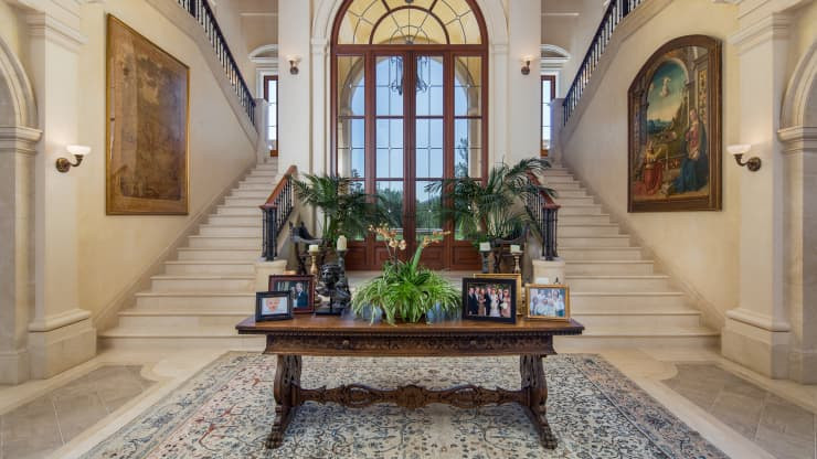 Với trần nhà cao, khung cửa hình vòm và những cột đá được bố trí khắp nơi, căn biệt thự gợi nhớ đến không gian sống của một ngôi làng Italy cổ điển.