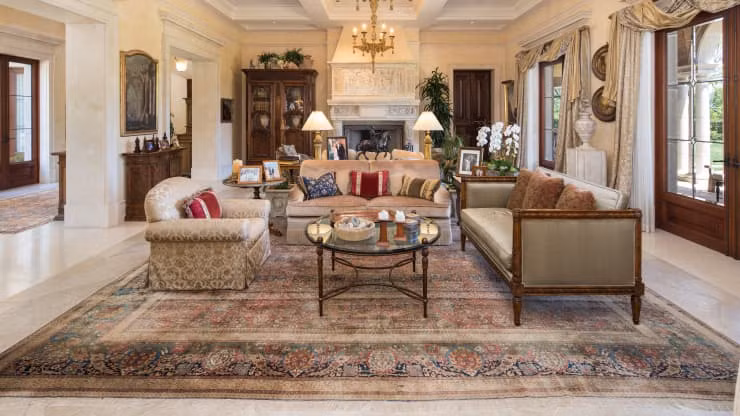 Phòng khách thoáng đãng, trang nhã, tràn ngập ánh sáng tự nhiên, nổi bật với một chiếc lò sưởi cầu kỳ.