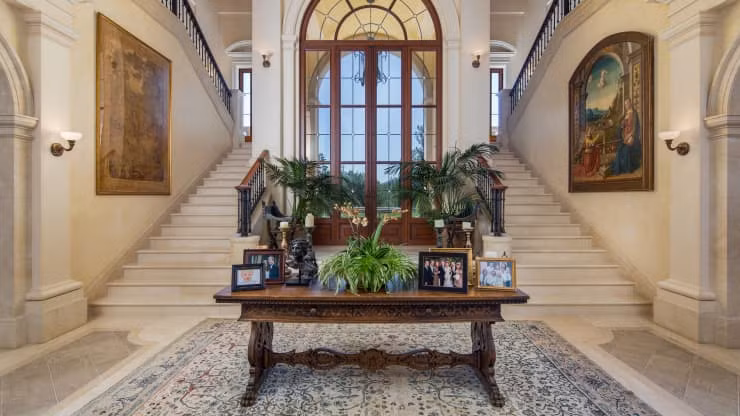 Với trần nhà cao, khung cửa hình vòm và những cột đá được bố trí khắp nơi, căn biệt thự gợi nhớ đến không gian sống của một ngôi làng Italy cổ điển.