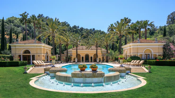 Hồ bơi được thiết kế độc đáo, là địa điểm lý tưởng để gia chủ vừa ngâm mình vừa ngắm nhìn cảnh sắc thiên nhiên.