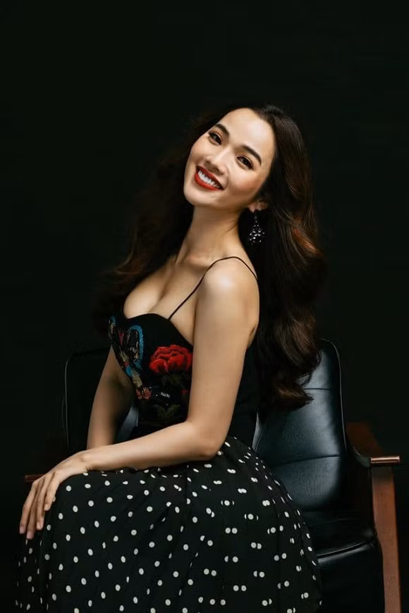 Bà xã Ưng Hoàng Phúc lộ ngoại hình gầy gò không nhận ra Ba xa Ung Hoang Phuc lo ngoai hinh gay go khong nhan ra