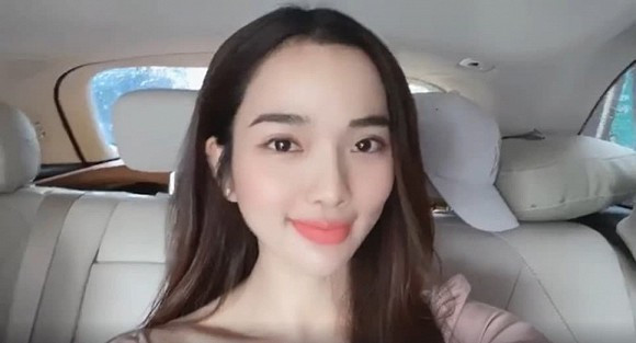 Bà xã Ưng Hoàng Phúc lộ ngoại hình gầy gò không nhận ra - Hình 4 Ba xa Ung Hoang Phuc lo ngoai hinh gay go khong nhan ra-Hinh-4