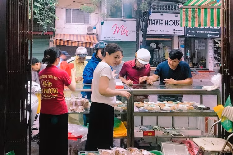 Chau chuc tu 4 gio sang mua bang duoc banh trung thu noi tieng-Hinh-3