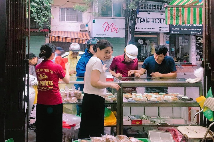 Chau chuc tu 4 gio sang mua bang duoc banh trung thu noi tieng-Hinh-3