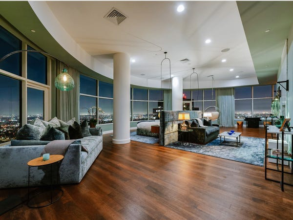 Phòng ngủ rộng rãi với tầm nhìn ra thành phố. Ảnh: Getty Images.