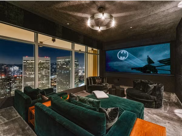 Phòng xem phim sang trọng. Ảnh: Michael MacNamara and Jason Speth.