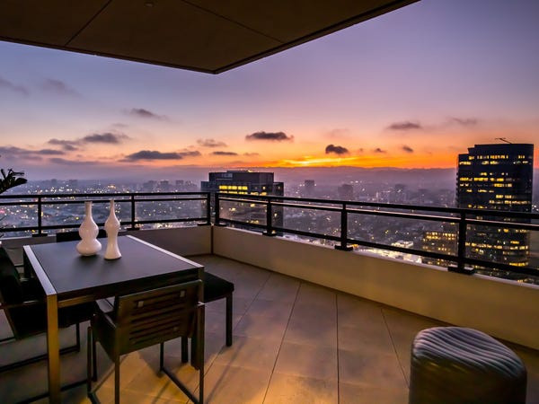 Báo chí đưa tin nam diễn viên Friends bán căn hộ vì cần dành nhiều thời gian hơn ở New York. Căn hộ áp mái đắt đỏ trên thực tế không phổ biến tại Los Angeles. Tại đây, các căn nhà xa xỉ thường nằm trong những khu phố sang trọng như Beverly Hills hoặc Bel Air. Tuy nhiên, giá căn hộ trung bình của thành phố cũng tăng khoảng 20% trong năm qua. Ảnh: Michael MacNamara and Jason Speth.