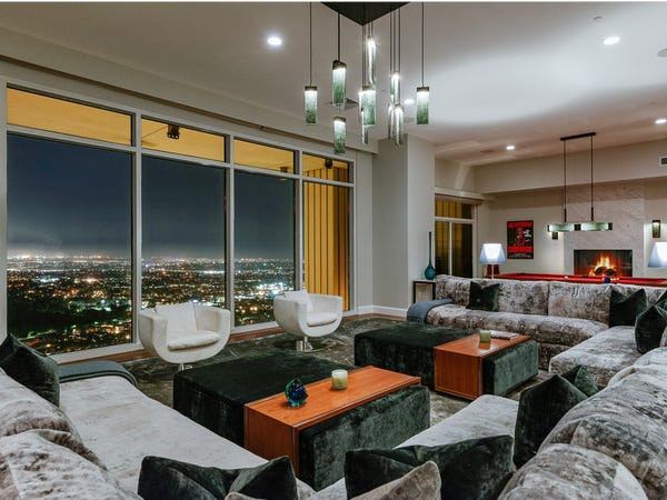 Căn nhà 4 phòng ngủ nằm trên tầng cao nhất của tòa nhà Century City và có diện tích gần 863,9 m2. Căn nhà có hẳn một rạp chiếu phim riêng. Ảnh: Michael MacNamara and Jason Speth.