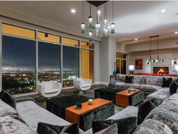 Căn nhà 4 phòng ngủ nằm trên tầng cao nhất của tòa nhà Century City và có diện tích gần 863,9 m2. Căn nhà có hẳn một rạp chiếu phim riêng. Ảnh: Michael MacNamara and Jason Speth.