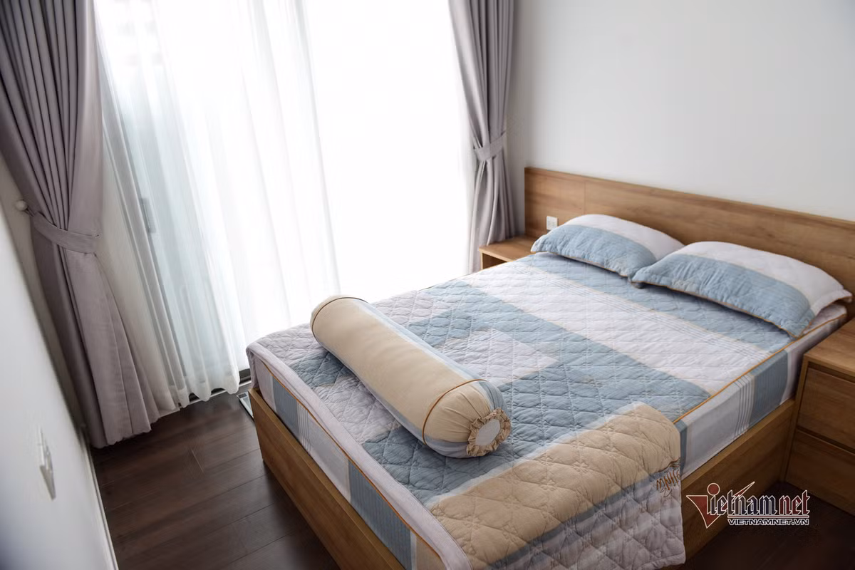 Một phòng ngủ khác trong căn hộ được Thanh Trúc cũng được bố trí gọn gàng với tông màu dịu mắt.