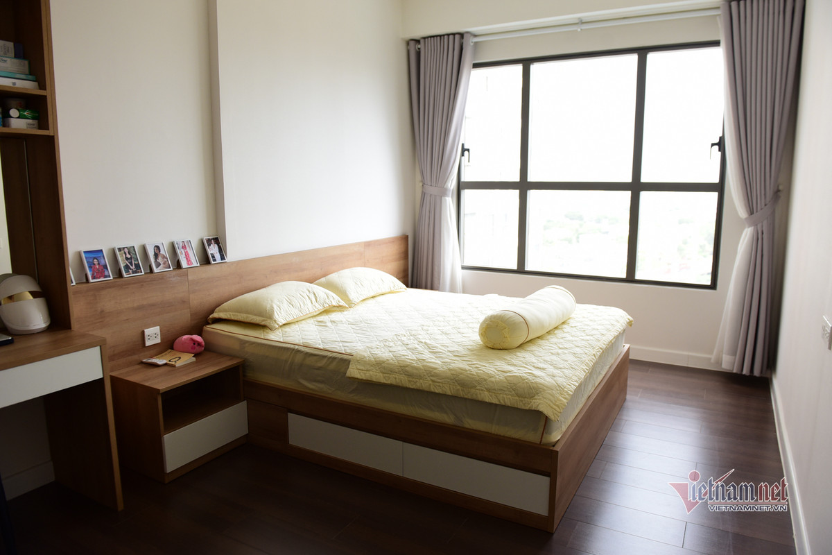 Phòng ngủ của nữ diễn viên, MC được sắp xếp gọn gàng. Cô muốn hướng đến phong cách tối giản, vì thế, đồ dùng trong nhà không nhiều.