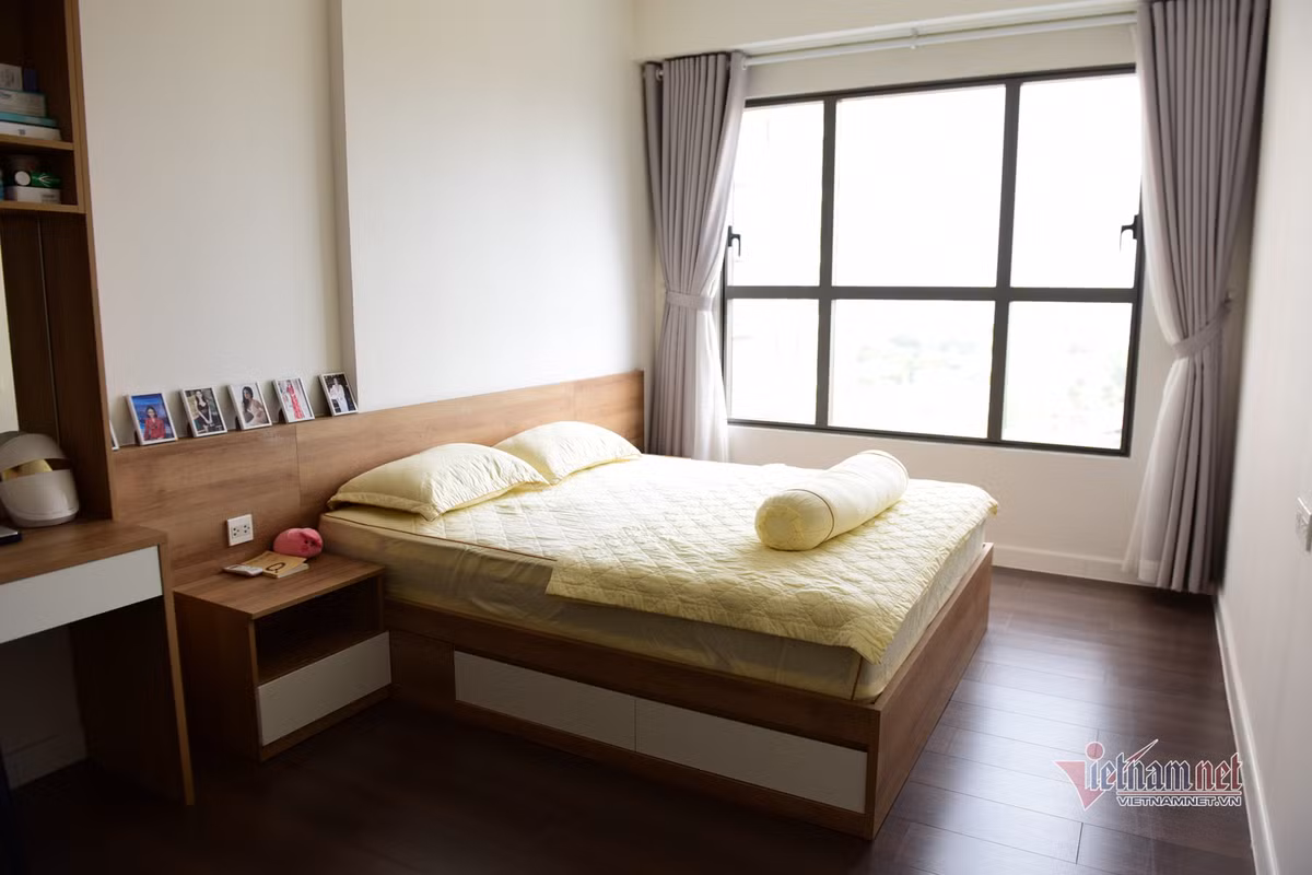 Phòng ngủ của nữ diễn viên, MC được sắp xếp gọn gàng. Cô muốn hướng đến phong cách tối giản, vì thế, đồ dùng trong nhà không nhiều.