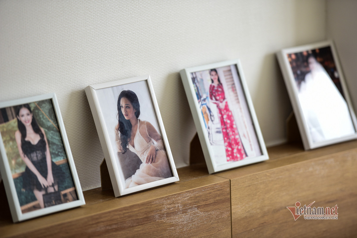 Góc trưng bày những tấm ảnh kỷ niệm của nữ MC thời sự của Đài ANTV.