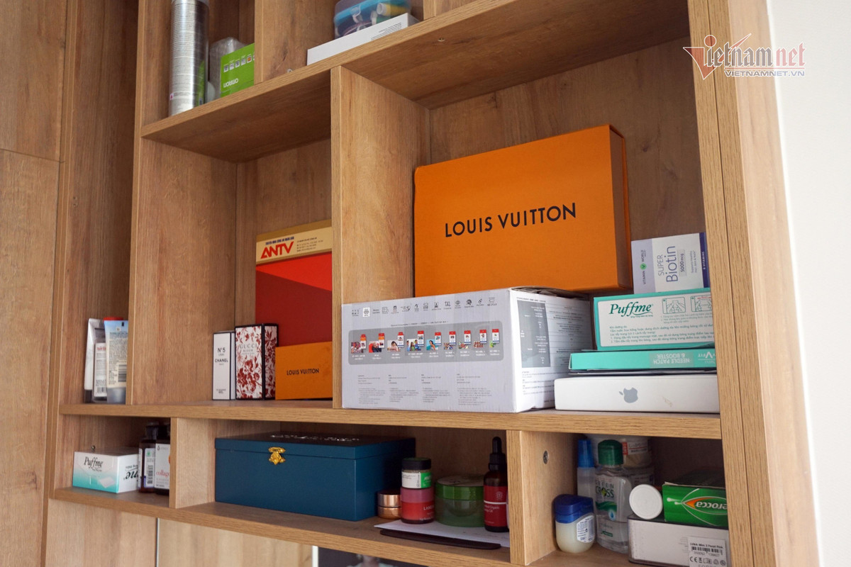Đồ dùng cá nhân được Thanh Trúc sắp xếp gọn gàng trên kệ, tiện lợi khi sử dụng.