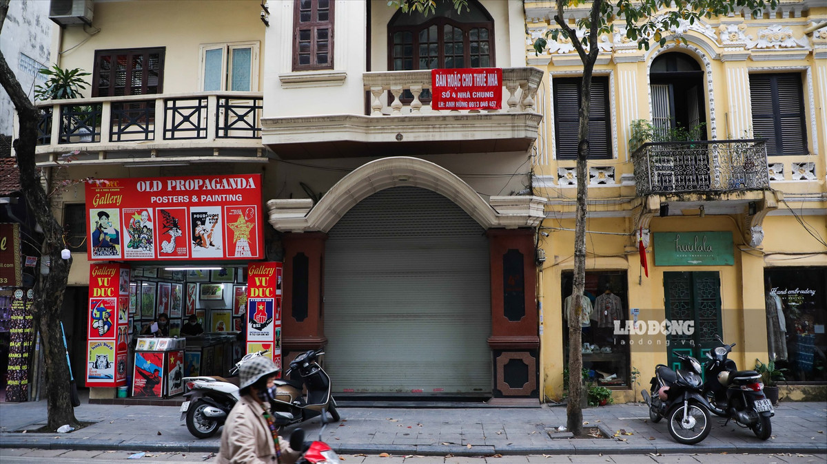 Tuy nhiên, theo người dân địa phương, giá mặt bằng cao cùng tác động do dịch COVID-19 nên nhiều cửa hàng tại đây đang rơi vào nguy cơ thua lỗ. Được biết, giá thuê mặt bằng tại đây giao động quanh ngưỡng 200 triệu đồng/tháng. Dù vậy, nhiều chủ mặt bằng khẳng định sẽ không giảm giá thuê mặt bằng. Ảnh: Phan Anh