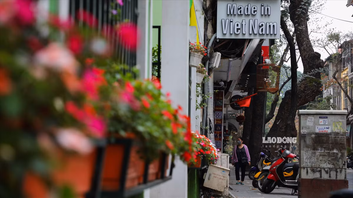 Bên cạnh đó, tuyến phố này tập trung rất nhiều nhiều hàng quán với các thương hiệu nổi tiếng trong nước và quốc tế nên tuyến phố này thường xuyên có khách du lịch ghé thăm. Ảnh: Phan Anh