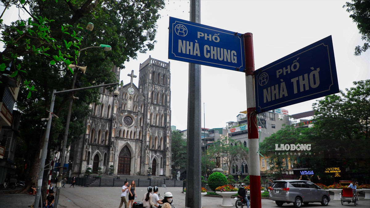 Người dân địa phương cho biết, giá đất đắt nhất ở khu vực giao giữa phố Nhà Chung và phố Nhà Thờ. Ảnh: Phan Anh