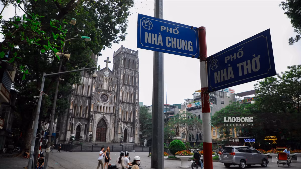 Người dân địa phương cho biết, giá đất đắt nhất ở khu vực giao giữa phố Nhà Chung và phố Nhà Thờ. Ảnh: Phan Anh