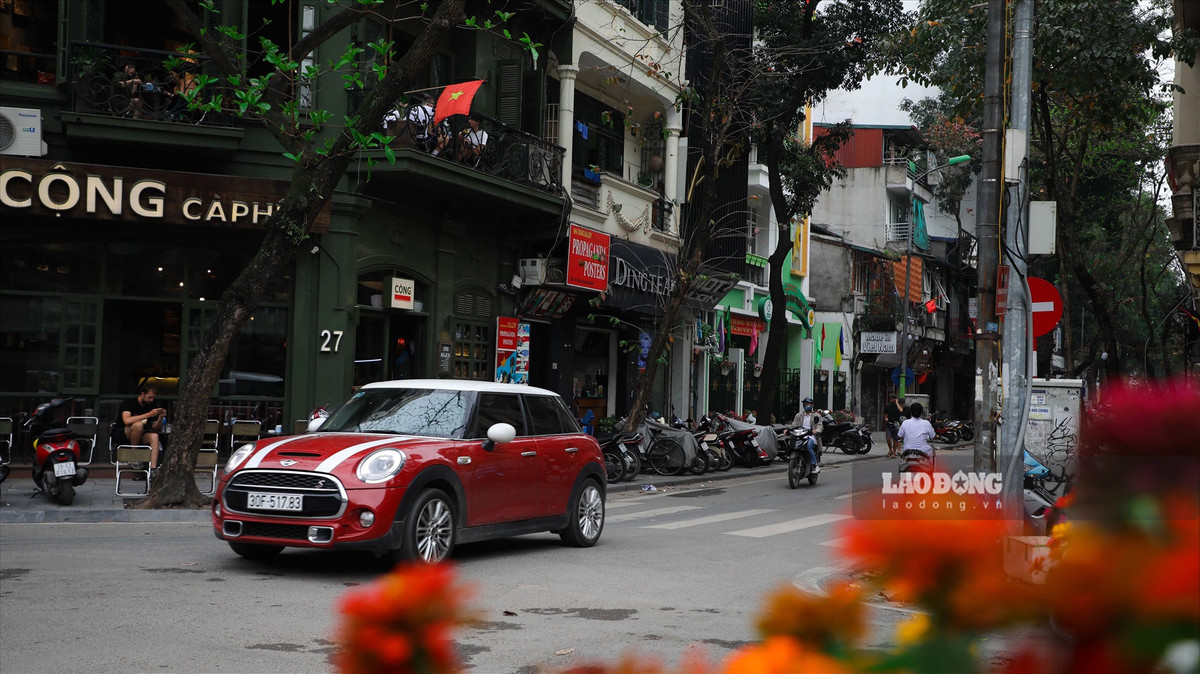 Bên cạnh đó, tuyến phố này tập trung rất nhiều nhiều hàng quán với các thương hiệu nổi tiếng trong nước và quốc tế nên tuyến phố này thường xuyên có khách du lịch ghé thăm. Ảnh: Phan Anh