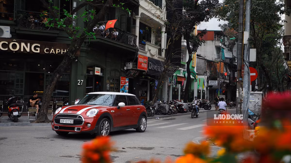 Bên cạnh đó, tuyến phố này tập trung rất nhiều nhiều hàng quán với các thương hiệu nổi tiếng trong nước và quốc tế nên tuyến phố này thường xuyên có khách du lịch ghé thăm. Ảnh: Phan Anh