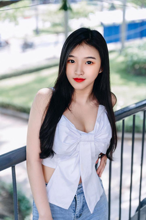 Nhan sắc tựa "nữ thần" của hot girl được báo Trung Quốc ca ngợi - Hình 3 Nhan sac tua