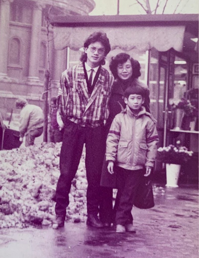 Hôm 11/5, Huyền My đăng ảnh thời trẻ của bố lên mạng xã hội để chúc mừng sinh nhật. Ngay lập tức, vẻ ngoài điển trai với nhiều nét "hao hao" Tô Hữu Bằng cùng vẻ ngoài sành điệu của bố á hậu 25 tuổi đã thu hút sự quan tâm của khán giả. Dân mạng dành nhiều lời khen cho gu thời trang của bố Huyền My.