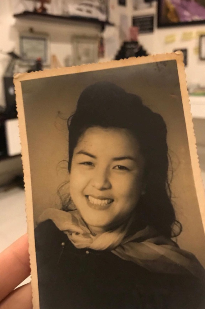  Huỳnh Anh: Nam diễn viên từng nhận được "cơn mưa" lời khen khi đăng ảnh thời trẻ của bố mẹ lên mạng. Trong hình, bố Huỳnh Anh sở hữu vóc dáng cao ráo và sống ở nước ngoài. Trong khi đó, mẹ anh có vẻ ngoài dịu dàng, đậm chất truyền thống và nụ cười tươi.