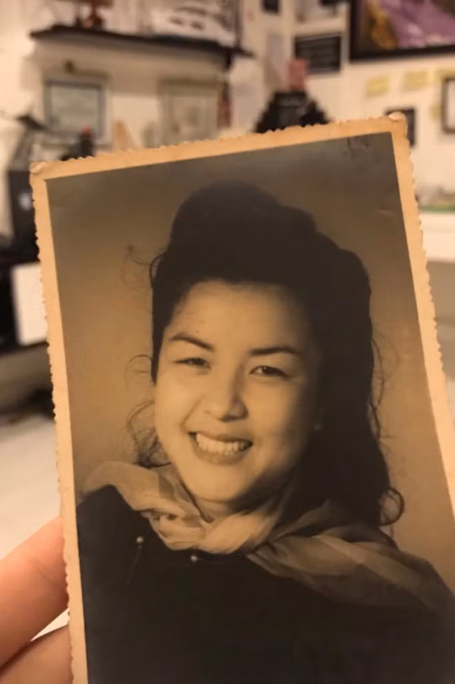  Huỳnh Anh: Nam diễn viên từng nhận được "cơn mưa" lời khen khi đăng ảnh thời trẻ của bố mẹ lên mạng. Trong hình, bố Huỳnh Anh sở hữu vóc dáng cao ráo và sống ở nước ngoài. Trong khi đó, mẹ anh có vẻ ngoài dịu dàng, đậm chất truyền thống và nụ cười tươi.