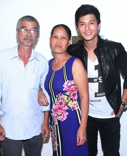 Huỳnh Anh được cho là sở hữu đường nét khuôn mặt giống mẹ. Khán giả nhận xét chiều cao 1,78 m của anh được di truyền từ bố. Ngoài ra, mẹ nam diễn viên cũng khá cao, không quá chênh lệch khi đứng với chồng và con trai.