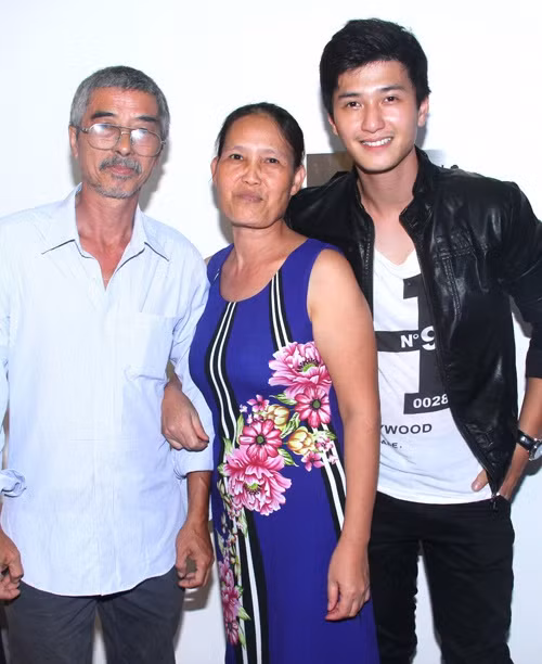 Huỳnh Anh được cho là sở hữu đường nét khuôn mặt giống mẹ. Khán giả nhận xét chiều cao 1,78 m của anh được di truyền từ bố. Ngoài ra, mẹ nam diễn viên cũng khá cao, không quá chênh lệch khi đứng với chồng và con trai.