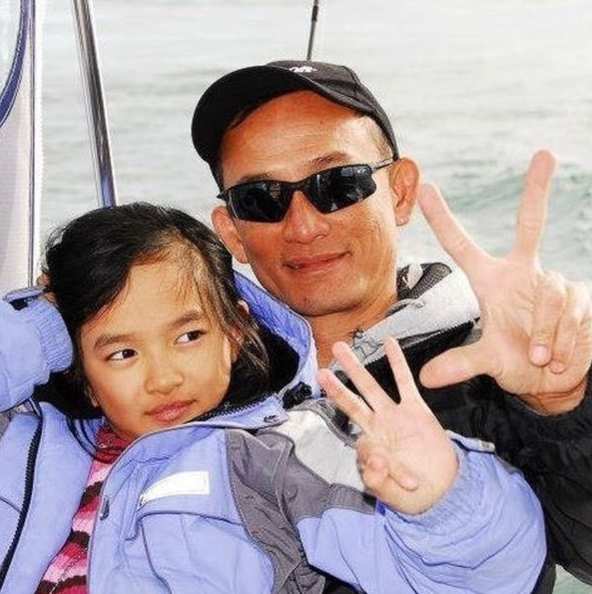  Kaity Nguyễn: Nữ diễn viên Em chưa 18 là người khá kín tiếng, cô không chia sẻ nhiều thông tin liên quan đến gia đình. Một lần hiếm hoi, Kaity Nguyễn tiết lộ ảnh chụp cùng bố khi còn nhỏ lên trang cá nhân và nhận được nhiều lời khen. Bố cô sở hữu vẻ ngoài cá tính, sành điệu và phảng phất nét của các diễn viên điện ảnh Mỹ.