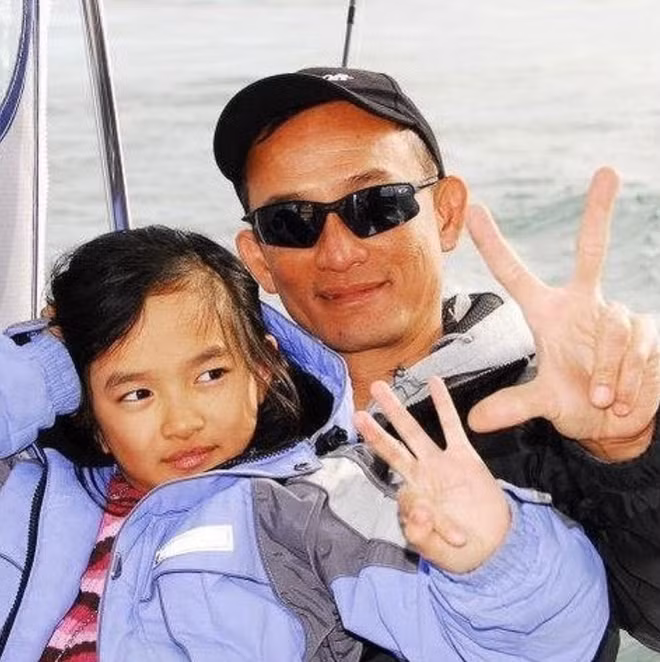  Kaity Nguyễn: Nữ diễn viên Em chưa 18 là người khá kín tiếng, cô không chia sẻ nhiều thông tin liên quan đến gia đình. Một lần hiếm hoi, Kaity Nguyễn tiết lộ ảnh chụp cùng bố khi còn nhỏ lên trang cá nhân và nhận được nhiều lời khen. Bố cô sở hữu vẻ ngoài cá tính, sành điệu và phảng phất nét của các diễn viên điện ảnh Mỹ.