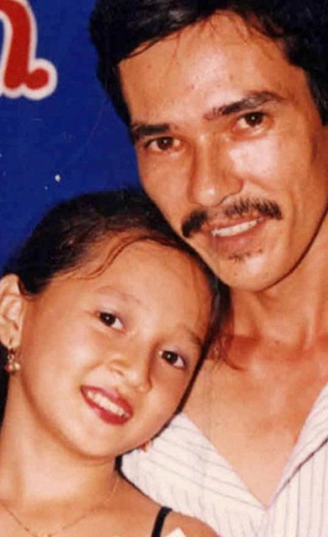  B ảo Anh: Nữ ca sĩ Ai cần ai từng chia sẻ ảnh thời trẻ của bố mẹ lên mạng xã hội và nhận được nhiều lời khen ngợi. Người hâm mộ nhận xét bố Bảo Anh sở hữu khuôn mặt khá "Tây", cô được thừa hưởng đôi mắt sâu và sống mũi cao từ bố.