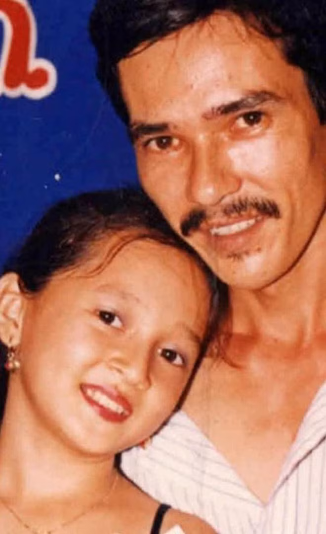  B ảo Anh: Nữ ca sĩ Ai cần ai từng chia sẻ ảnh thời trẻ của bố mẹ lên mạng xã hội và nhận được nhiều lời khen ngợi. Người hâm mộ nhận xét bố Bảo Anh sở hữu khuôn mặt khá "Tây", cô được thừa hưởng đôi mắt sâu và sống mũi cao từ bố.