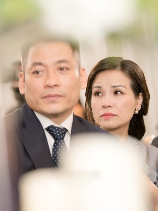  Á hậu Tú Anh: Mẹ Tú Anh không phải là gương mặt quá xa lạ với khán giả Việt. Từ những ngày đầu dự thi Hoa hậu Việt Nam 2012, mẹ người đẹp 27 tuổi luôn kề cận, tháp tùng con gái trong mọi hoạt động. Nhờ vậy, khá nhiều người biết tới nhan sắc và sự trẻ trung của mẹ Tú Anh. Khi đứng bên cạnh con gái, cô Khuê Tú trông giống chị gái hơn là mẹ của Á hậu Việt Nam 2012.