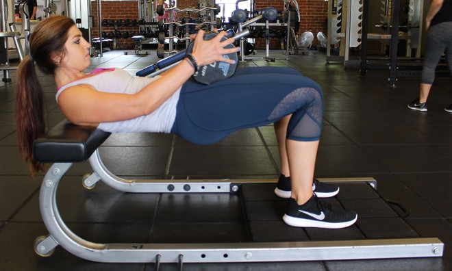 Bạn có thể dùng bất cứ vật dụng gì nặng trong nhà để tăng thêm độ khó cho bài tập thay tạ như sách, balo,... Ảnh: IRON LA